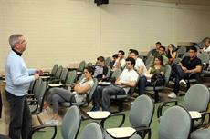 Acadêmicos da UFSC reunidos com diretores e assessores do SIMESC