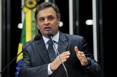 Aécio critica veto de Dilma a dispositivo do Mais Médicos que criava carreira médica