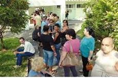 Pacientes madrugam para marcar consulta 
