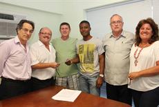 SIMESC assina convênio que beneficia estudante de medicina haitiano