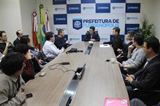 Médicos reúnem-se com prefeito da capital