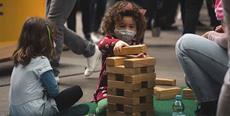 Circo e brinquedos gigantes invadem shopping de Florianópolis